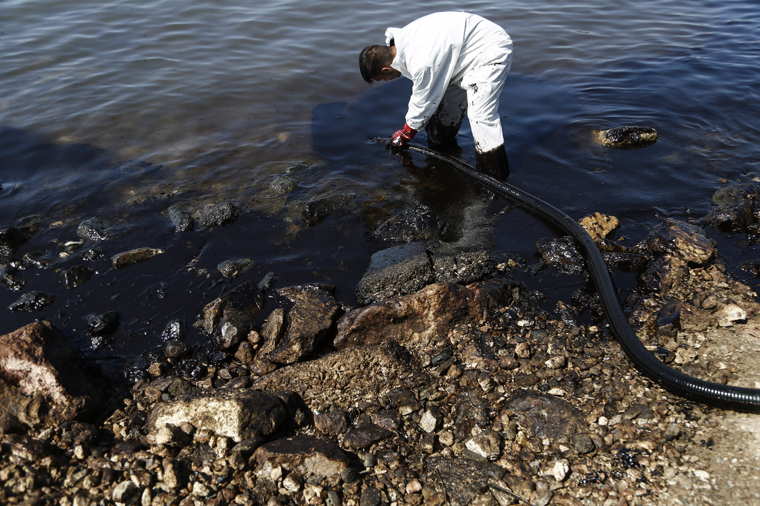 Борьба загрязнением нефти. Разлив нефти в Керченском проливе 2007. Водоемы покрытые нефтью. Вода загрязненная нефтью.